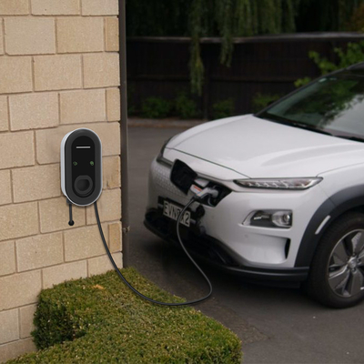Estación de recarga de vehículos eléctricos de nivel 2 con salida de 7 kW y monitoreo de voltaje
